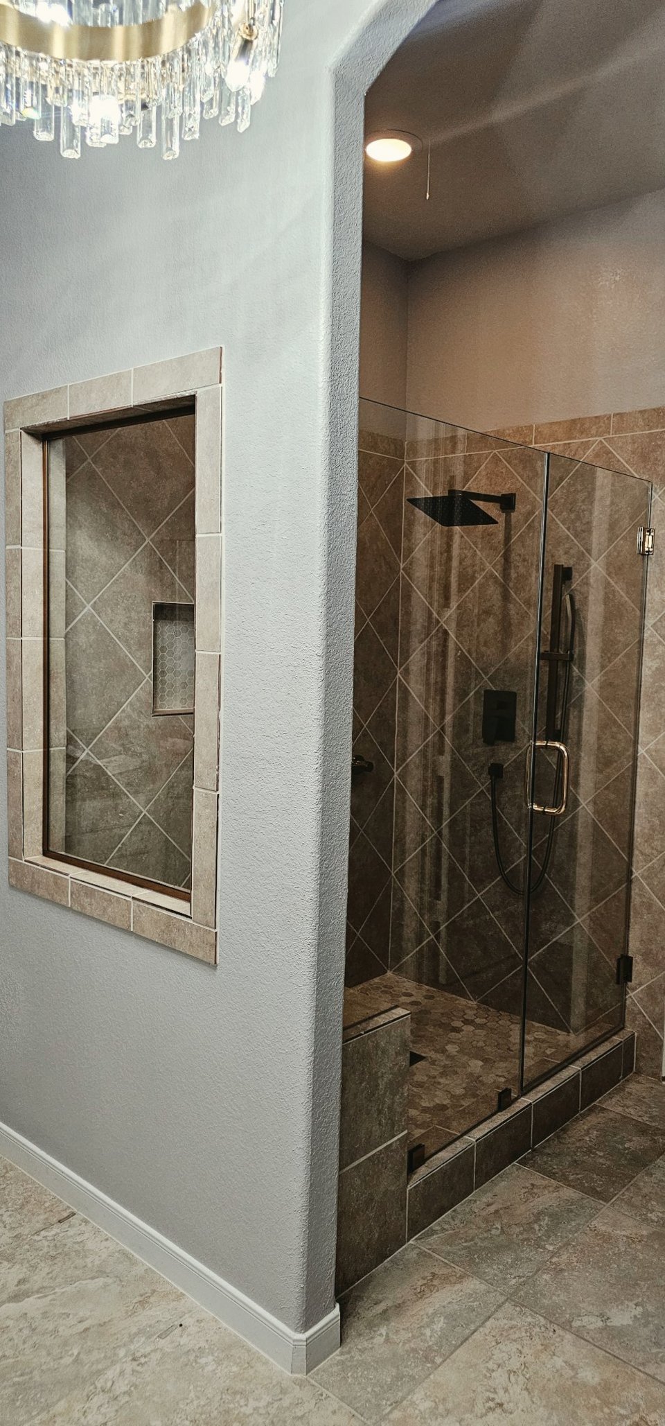 Ejemplo de ángulo 90° sobre muros / muretes de Glas Plus: vidrio de color con herraje negro y banca de azulejo dentro del shower