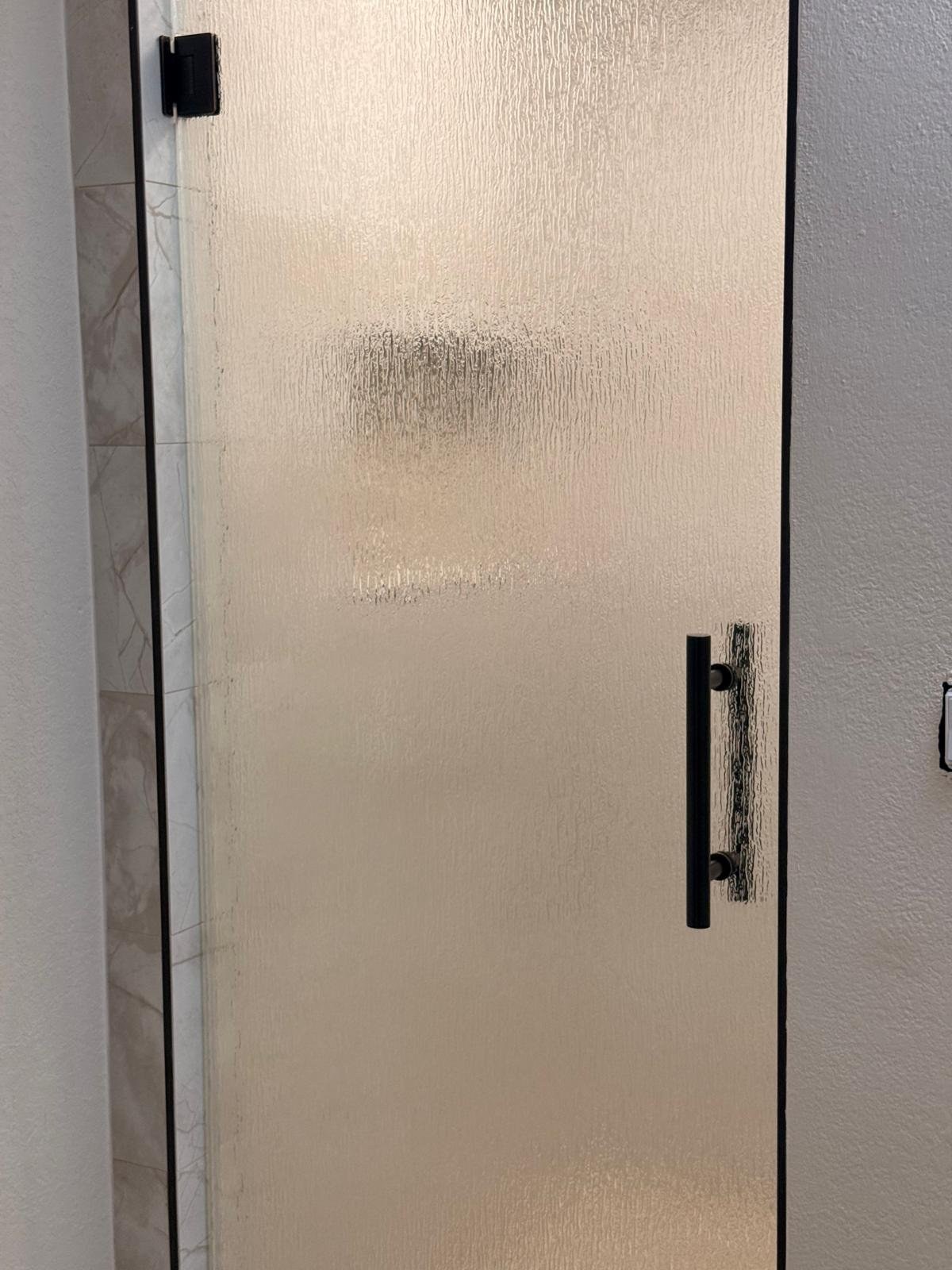 Puerta de bisagras con vidrio Rain (textura de lluvia) y manija negra