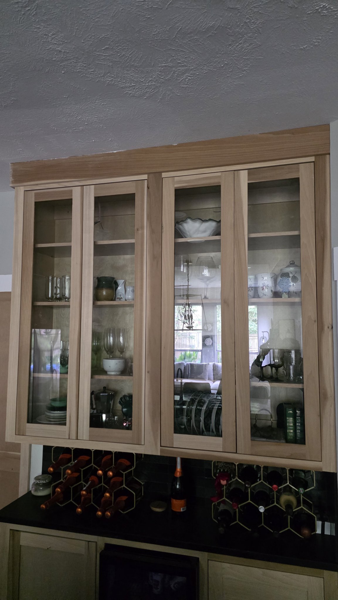 Foto de referencia de vidrios de gabinetes de Glas Plus: mueble tipo vitrina de madera con puertas de vidrio clear y vajilla dentro