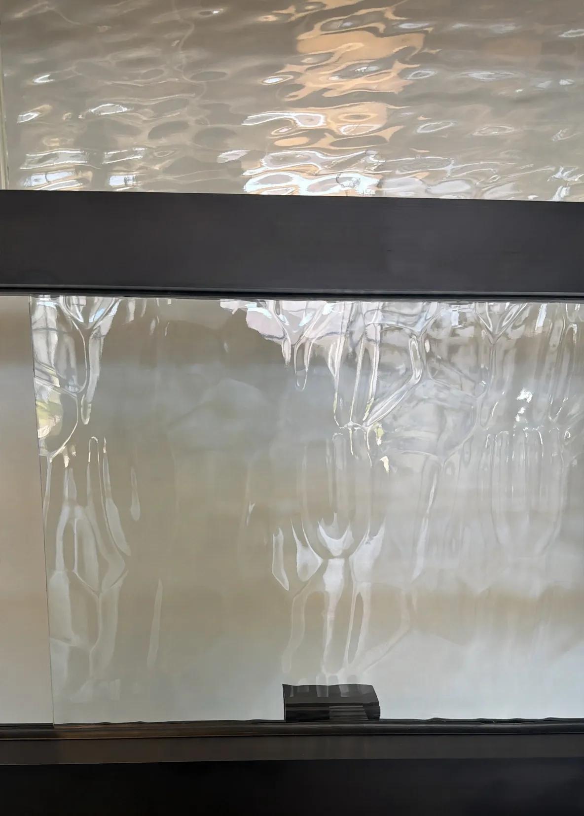 Ejemplo de vidrio decorativo para gabinetes de Glas Plus: vidrio flemish de textura ondulada