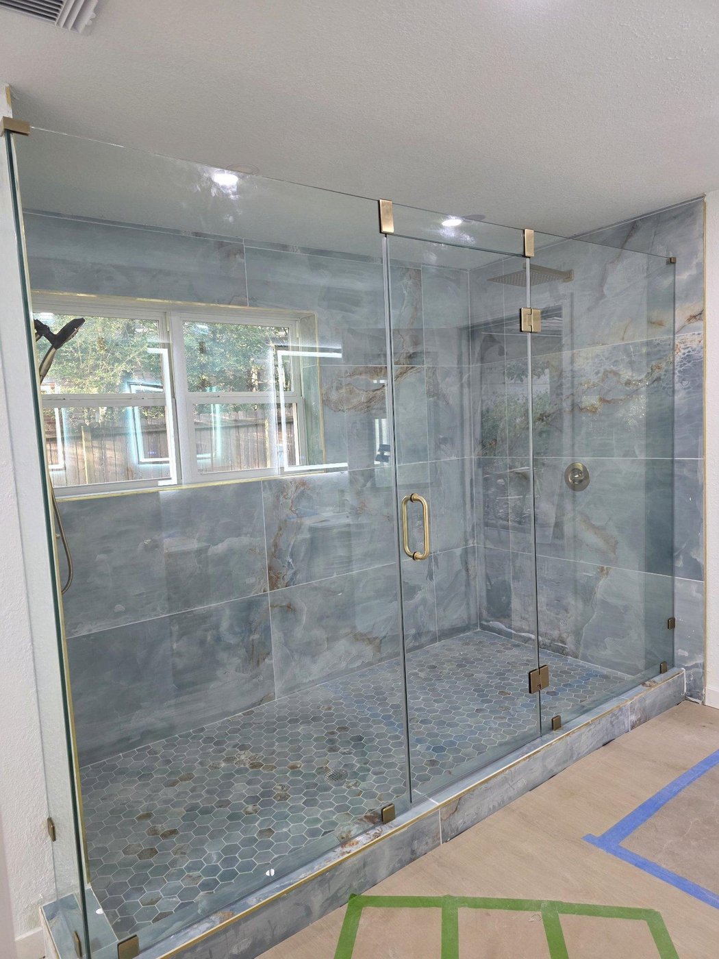 Trabajo de Glas Plus: ángulo 90° con transom y herraje dorado
