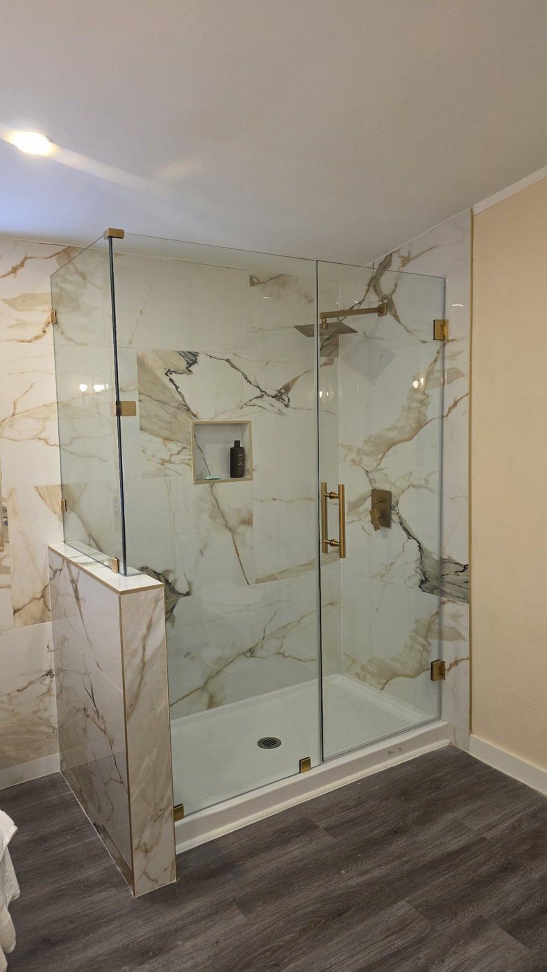 Trabajo de Glas Plus: ángulo 90° sobre muro con herraje dorado
