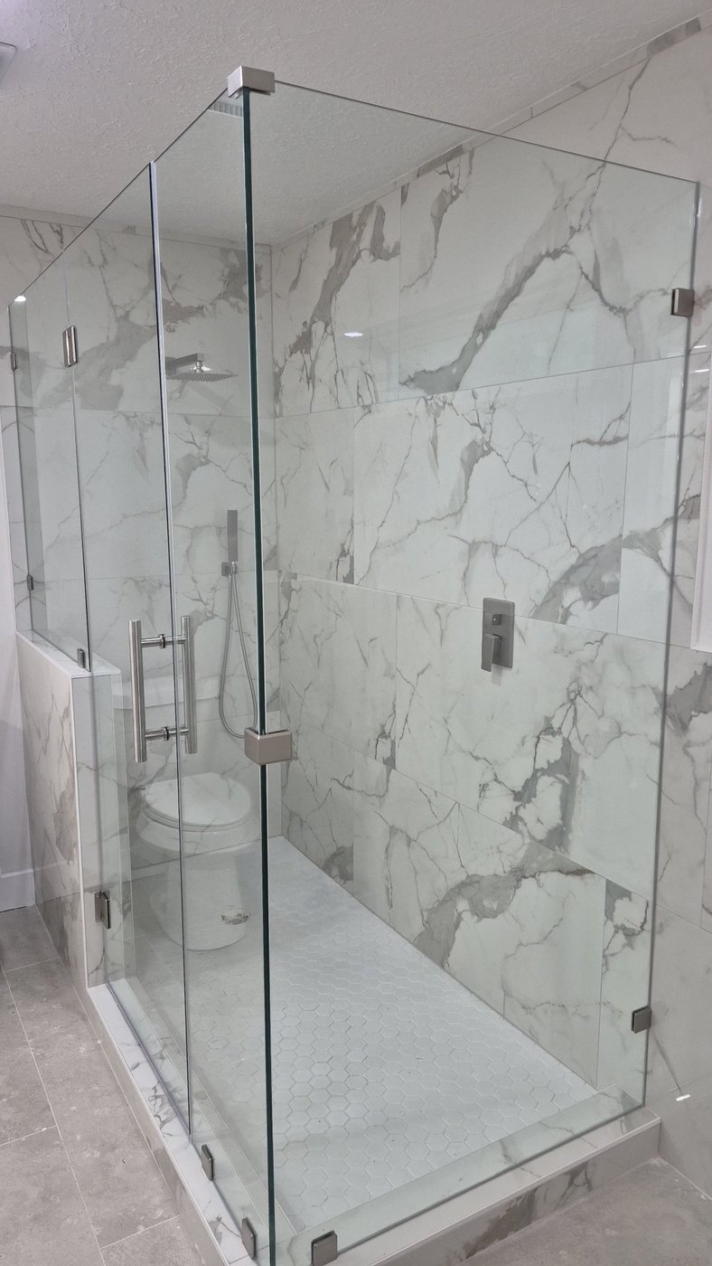 Trabajo de Glas Plus: ángulo 90° en mármol claro con herraje de níquel cepillado