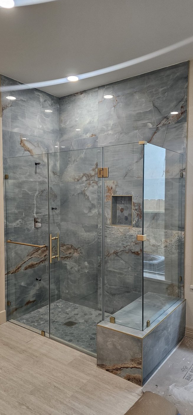 Trabajo de Glas Plus: ángulo 90° dorado con retorno de vidrio sobre un muro