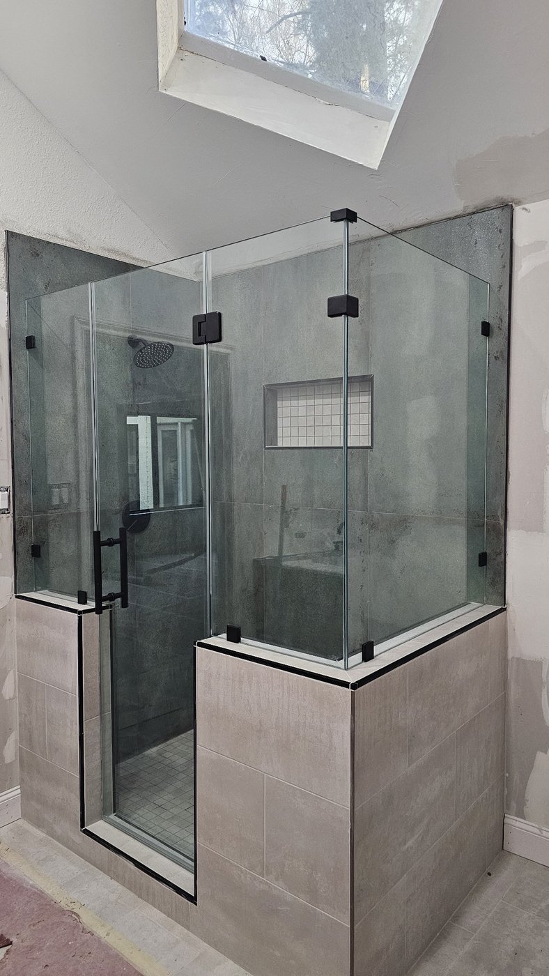 Trabajo de Glas Plus: ángulo 90° con vidrio sobre muros y herraje negro