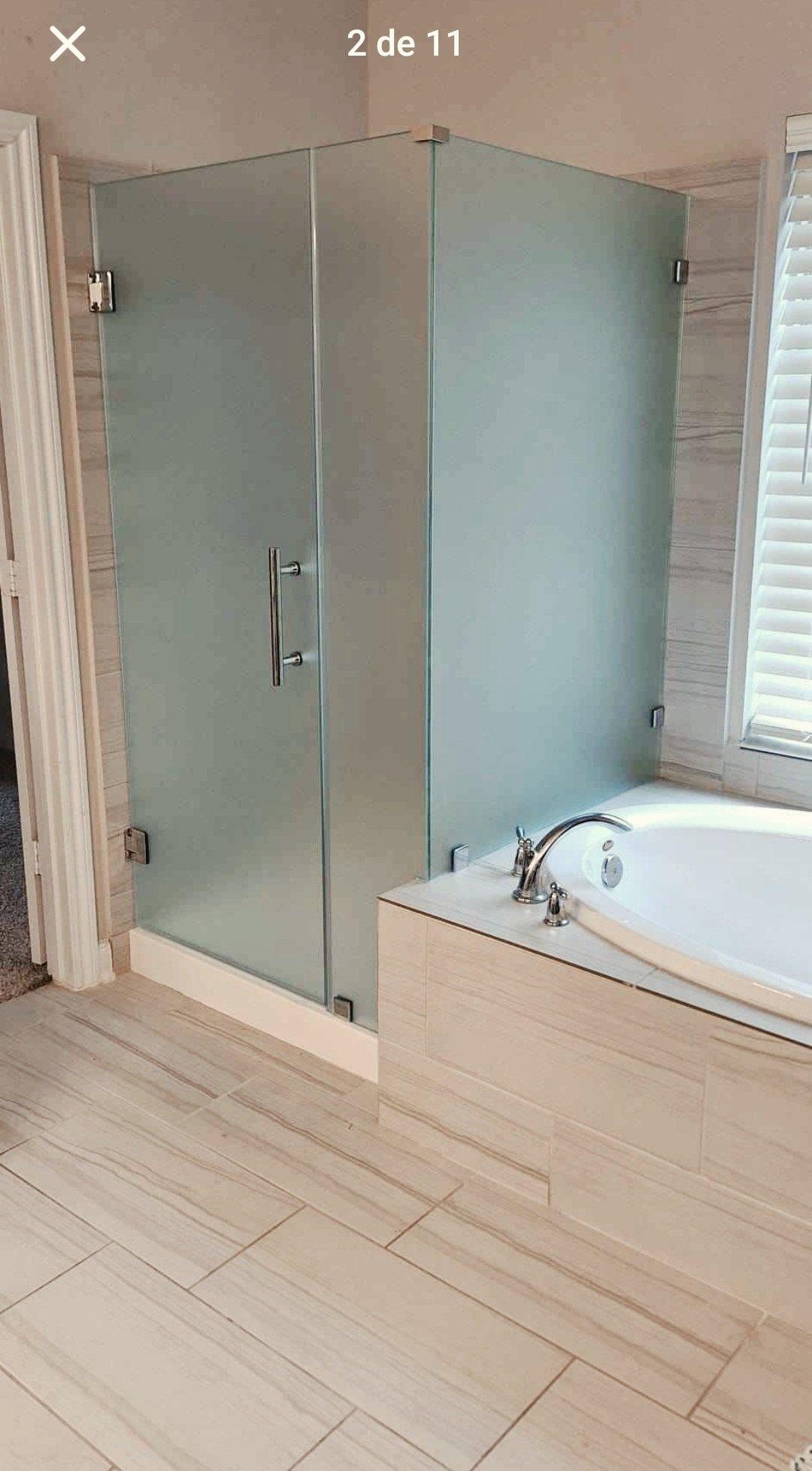 Trabajo de Glas Plus: shower en ángulo 90° con vidrio Frosted (opaco) junto a una tina