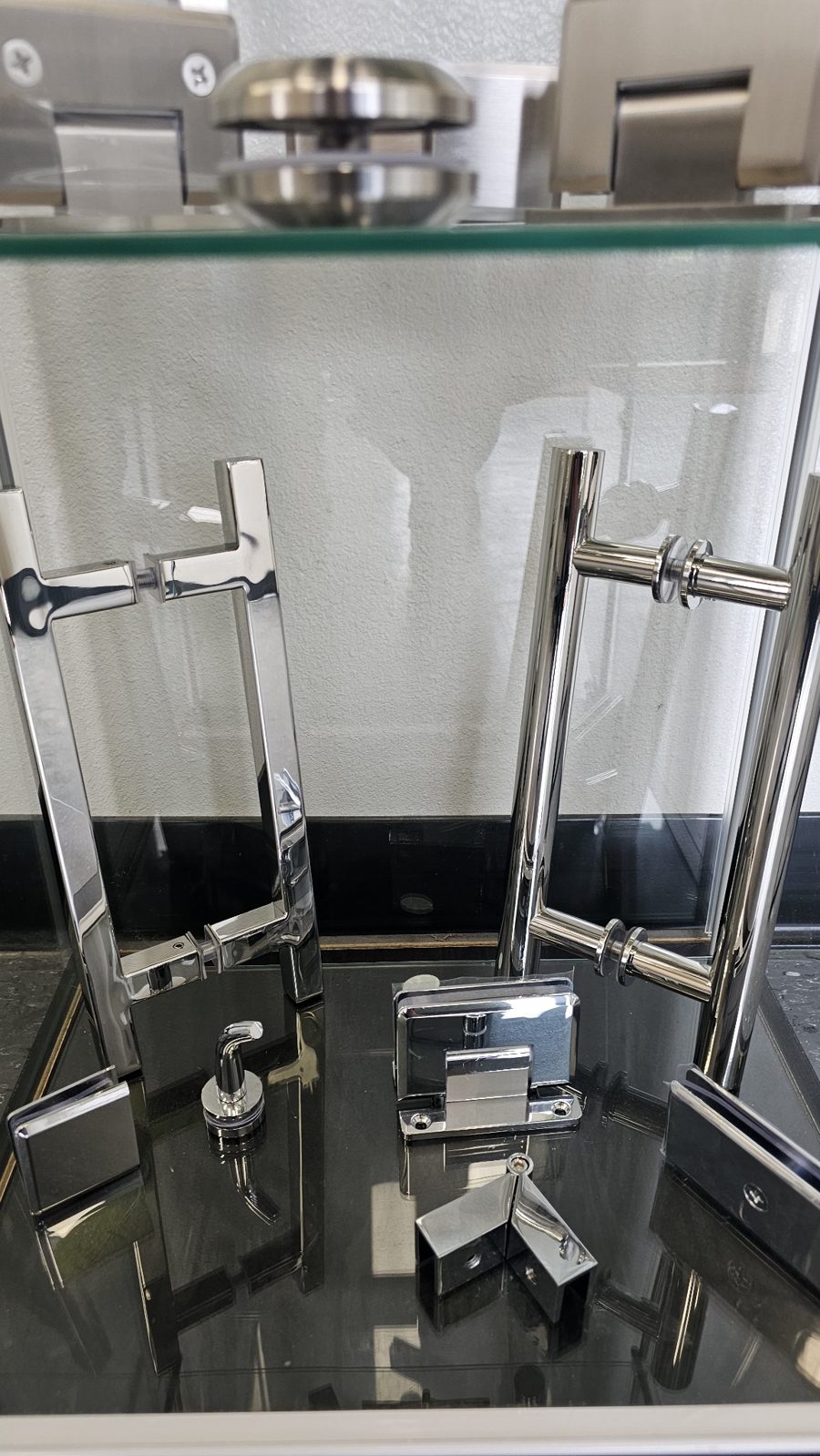 Juego de herrajes cromado de Glas Plus en vitrina: manijas, bisagras y clips en acabado cromado brillante