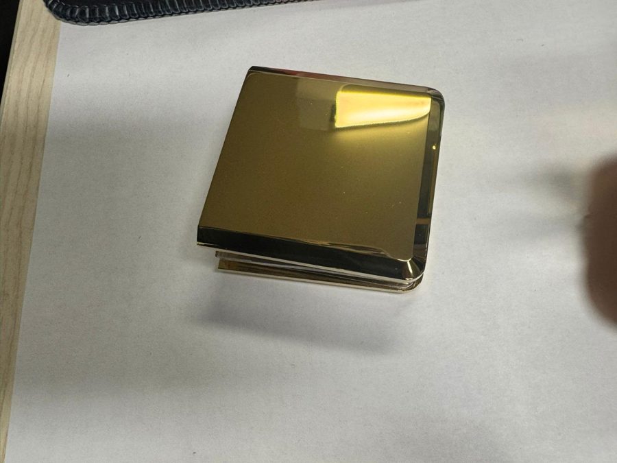 Clip en dorado pulido de Glas Plus sobre fondo blanco