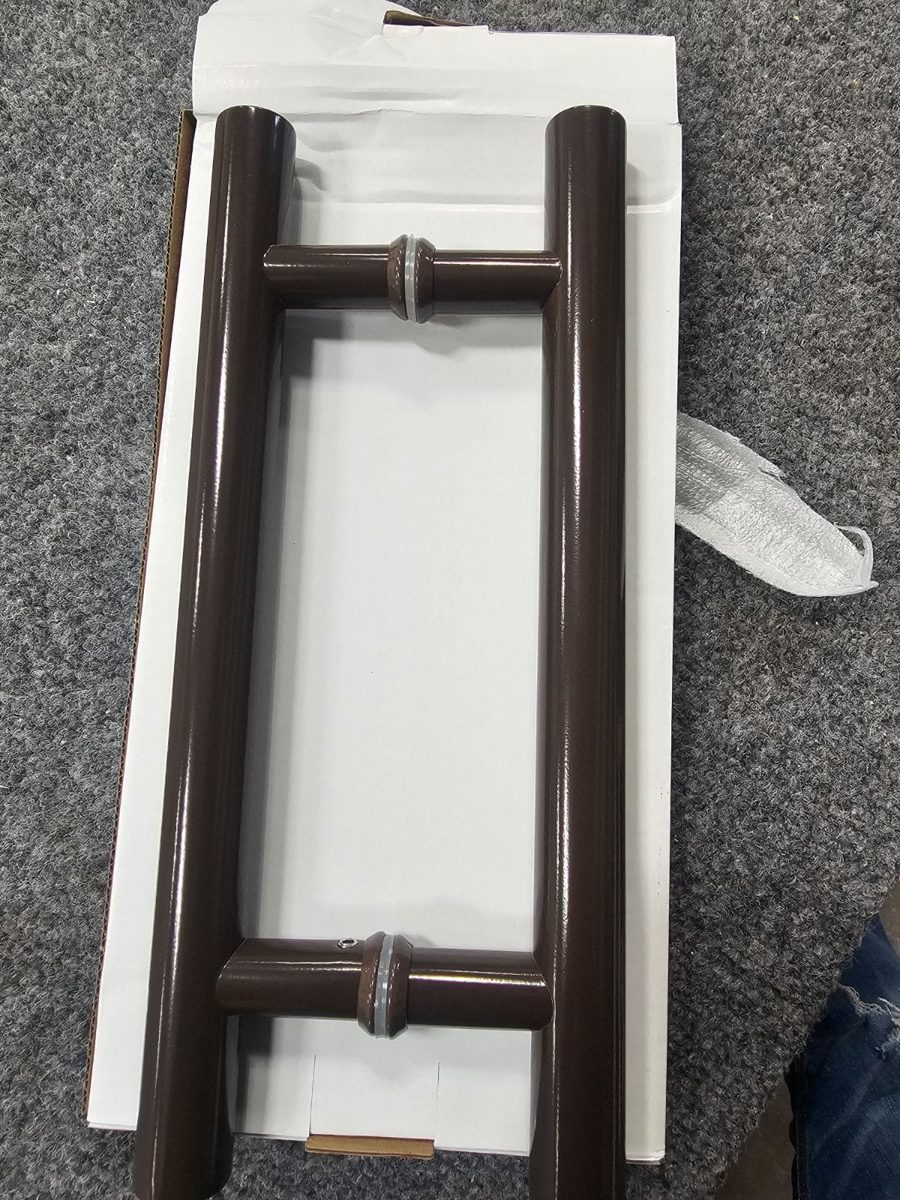 Manija tipo escalera en bronce oscuro (oil rubbed bronze) de Glas Plus en su caja