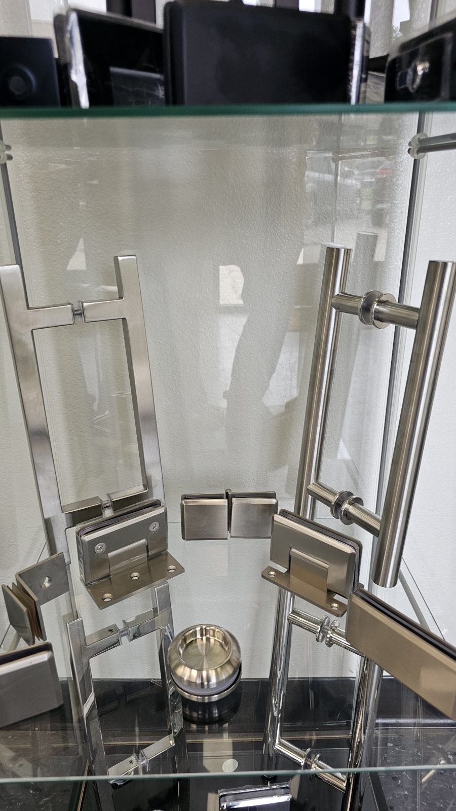 Juego de herrajes brush nickel de Glas Plus en vitrina: manijas, bisagras y clips en níquel cepillado