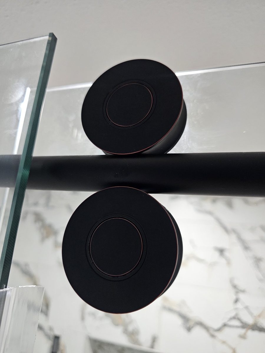 Rodillos o ruedas de sliding en negro de Glas Plus montados sobre un riel negro