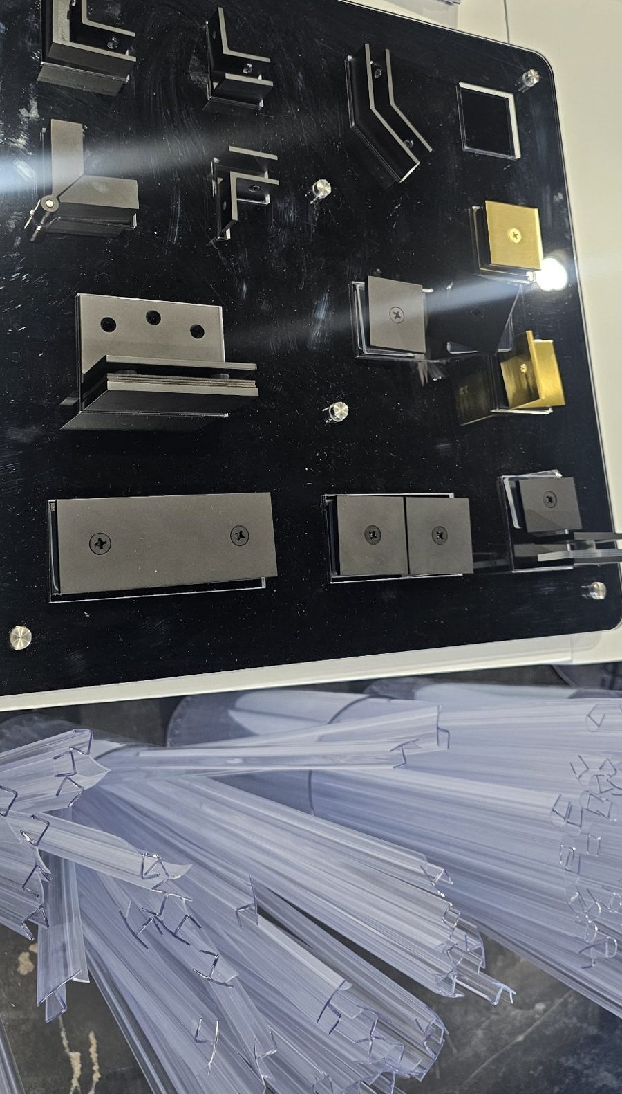 Tablero de clips y clamps de Glas Plus en tonos oscuros y dorados