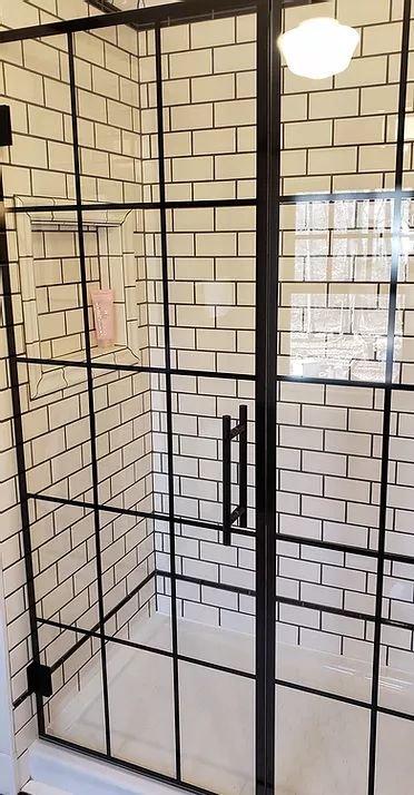 Trabajo de Glas Plus: estilo industrial en línea recta con marco y rejilla negros, en shower de azulejo subway