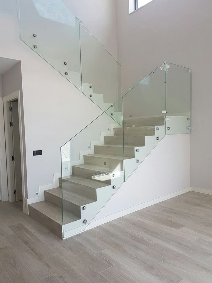 Ejemplo de escaleras de Glas Plus: barandal de vidrio con separadores cromados en una escalera flotante