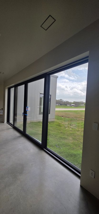 Ejemplo de patio doors de Glas Plus: puerta corrediza de patio de paneles grandes con marco negro, vista desde adentro