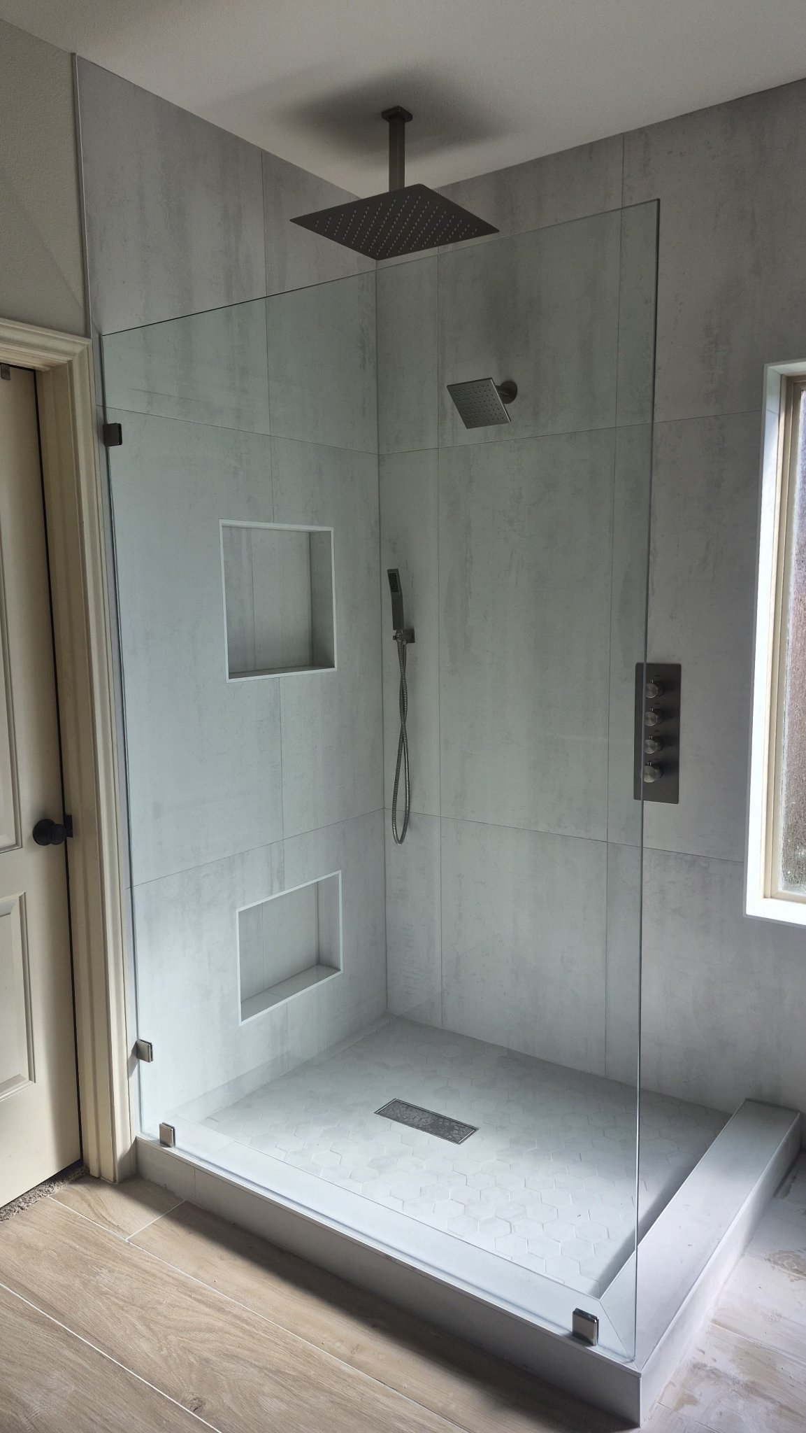 Trabajo de Glas Plus: panel fijo de vidrio sin puerta en un shower abierto