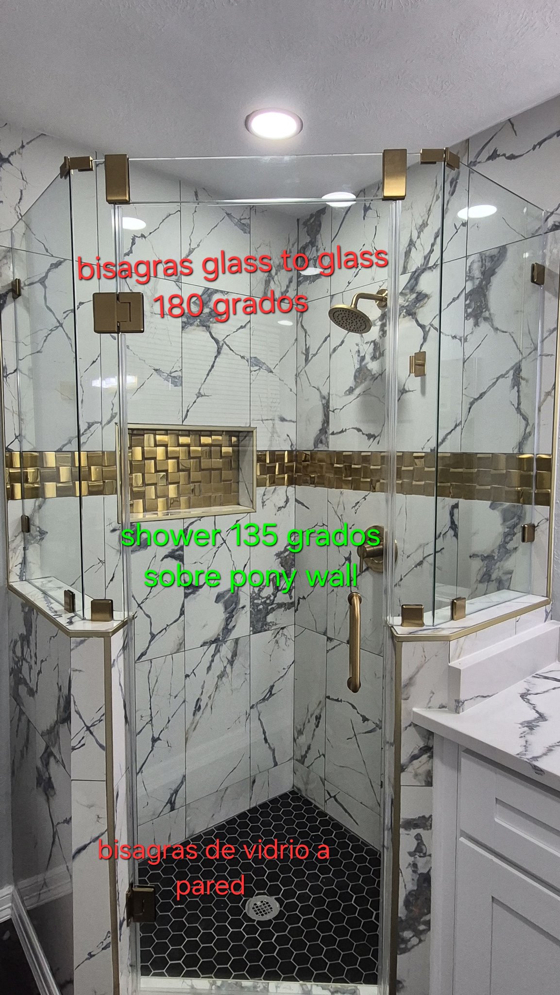 Shower 135 grados sobre pony wall: bisagras glass to glass 180° y bisagras de vidrio a pared