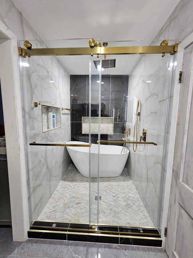 Sliding doble puerta con riel dorado en shower amplio de azulejo claro
