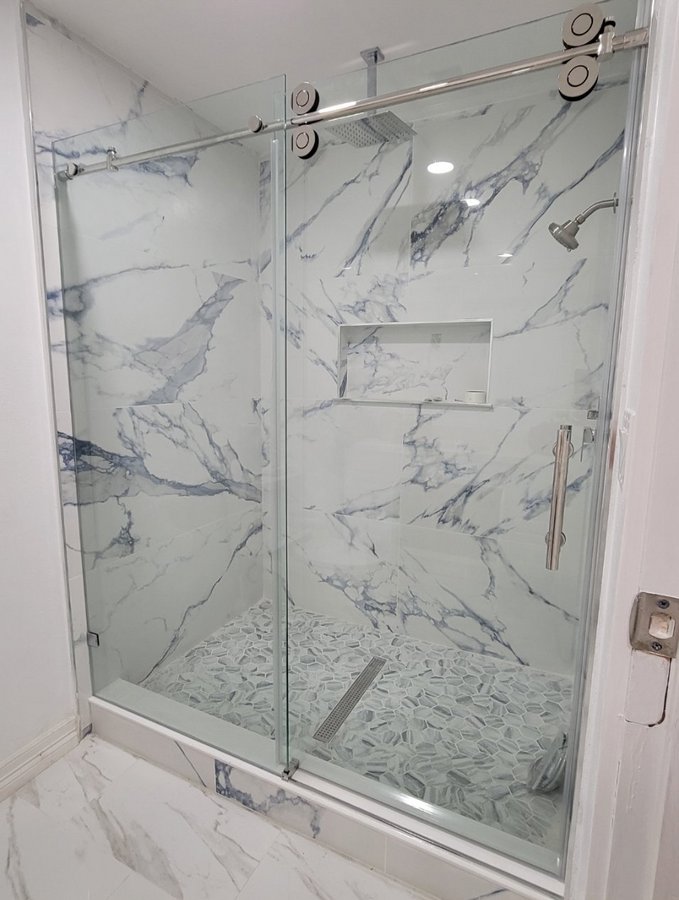 Sliding de una puerta con riel cromado y panel fijo en shower de mármol blanco