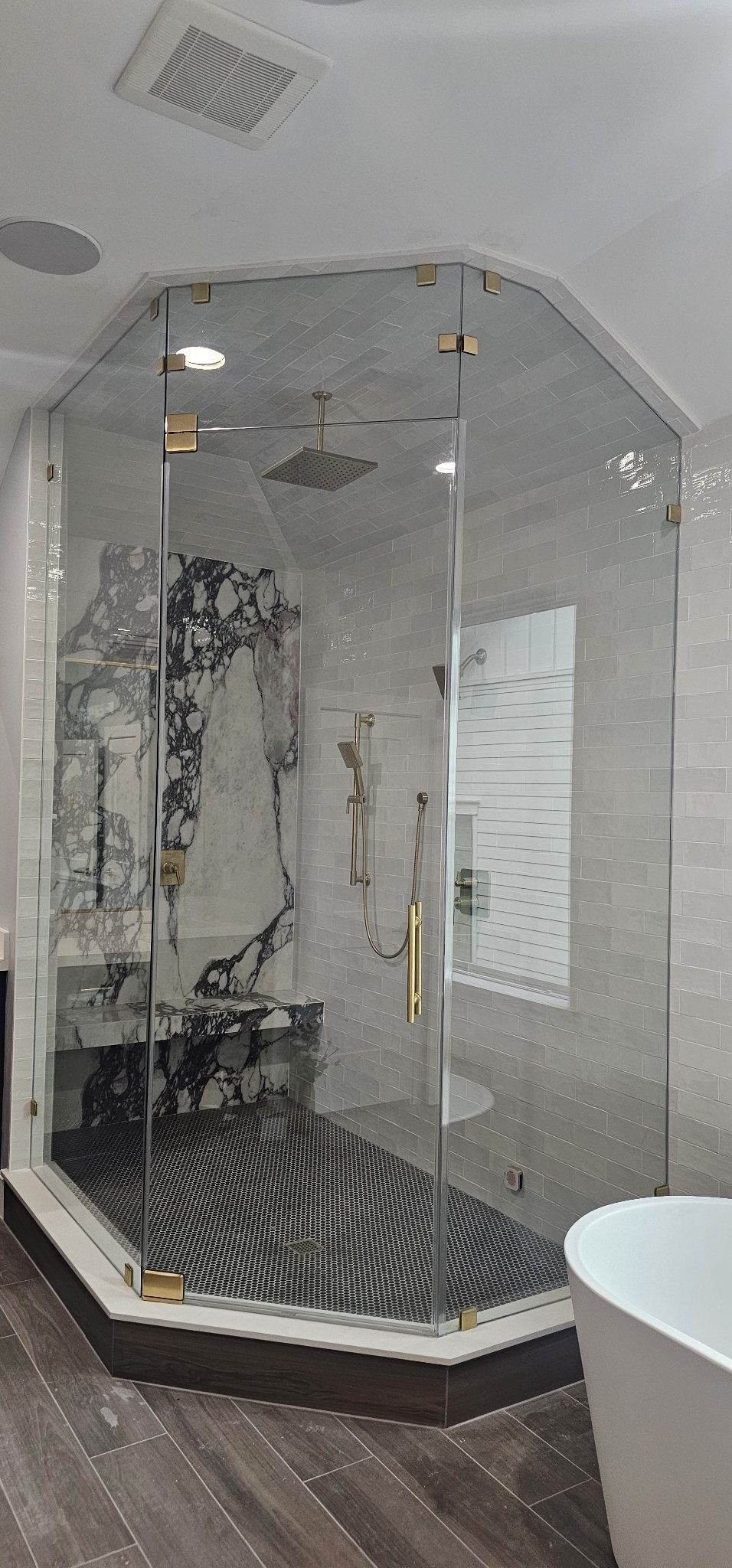 Ejemplo de steam shower de Glas Plus: shower de vapor con vidrio hasta el techo, herraje dorado, pared de mármol y banca